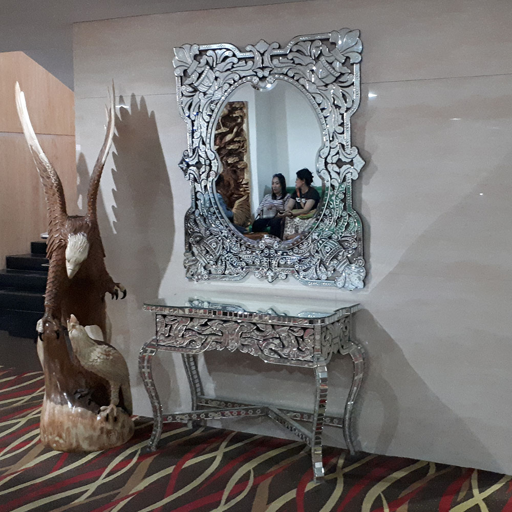 Venetian mirrors from Indonesia can provide distinct elegance in the room.