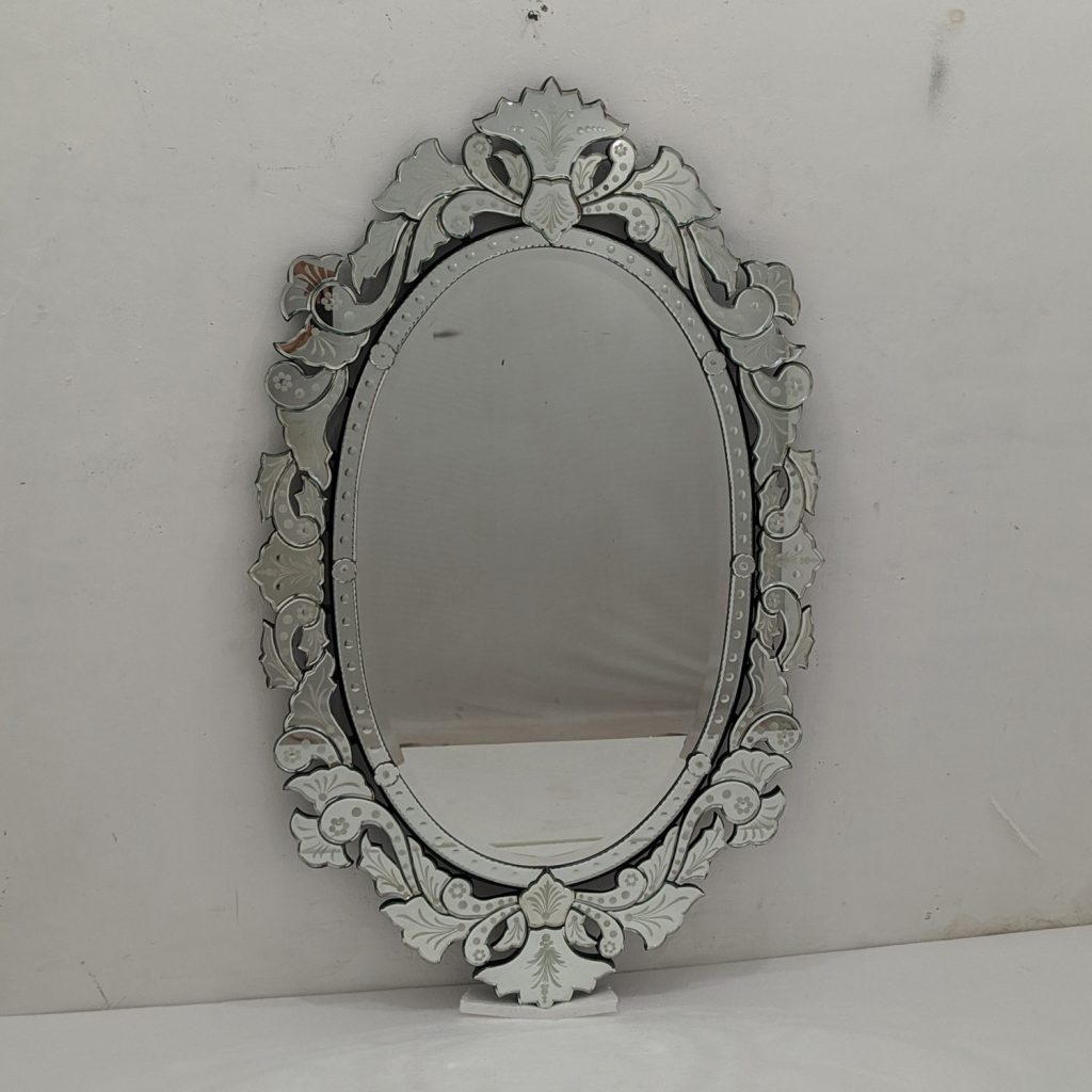 Venetian Mirror Oval – Elegant venetian oval mirror hand-etched glass with decorative frame handcrafted in Indonesia
