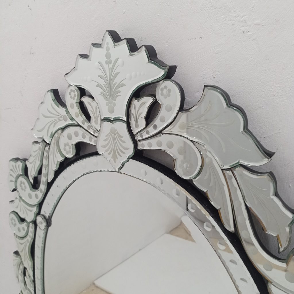 MG 001030 Venetian Mirror Oval Uk 152 cm x 92 cm – Luxury venetian oval mirror hand-etched glass with decorative frame handcrafted in Indonesia