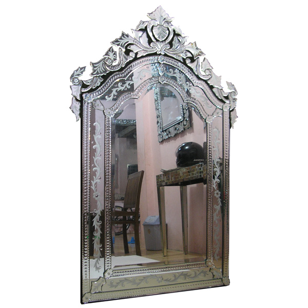 How to Apply the Best Design in Decorative Venetian Wall Mirrors