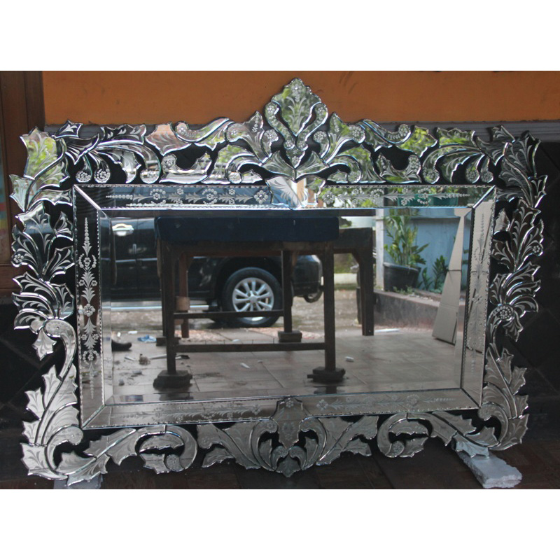 Venetian mirror with bubble carved