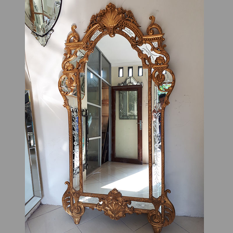 Art of Venetian mirrors by hand is different.