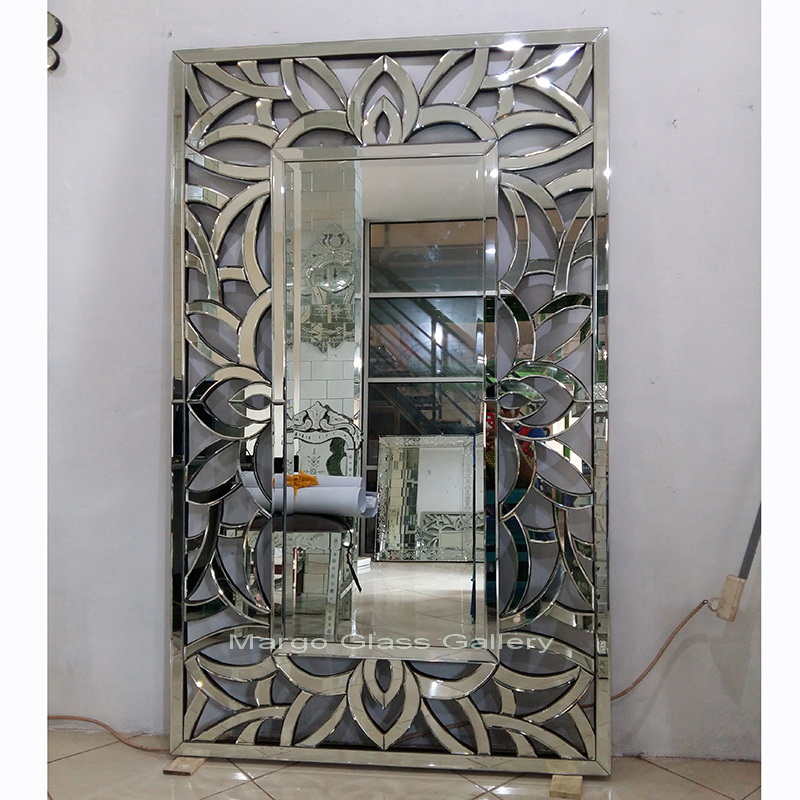 How choosing the style of wall decoration mirror?