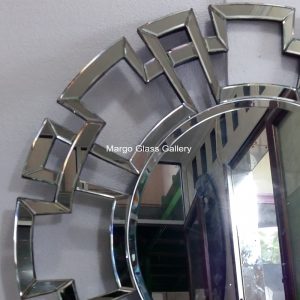 MG 004155 key round mirror