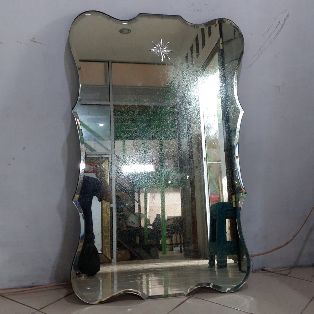 Venetian Mirror: Beauty wall mirror beveled.