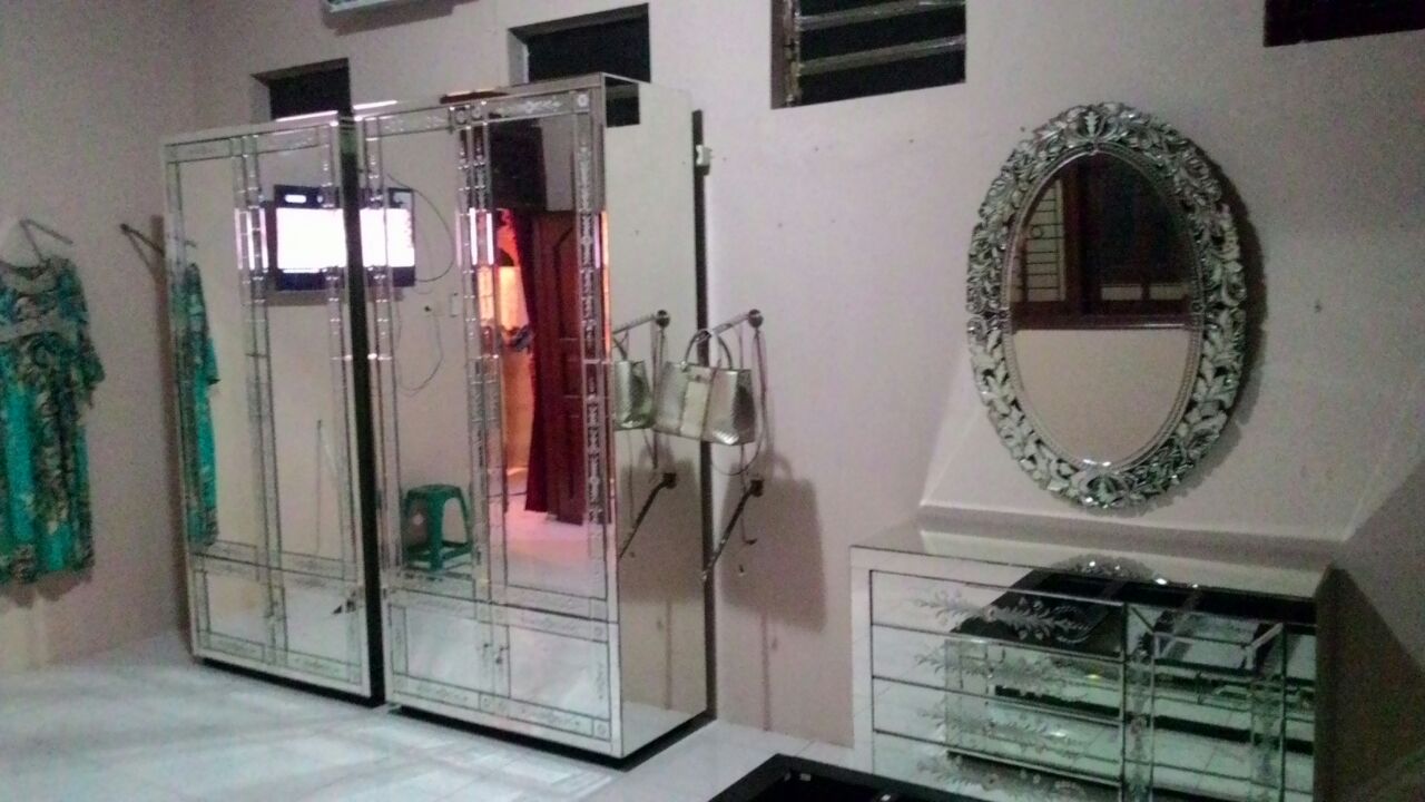 The main function of wall mirrors to small house.