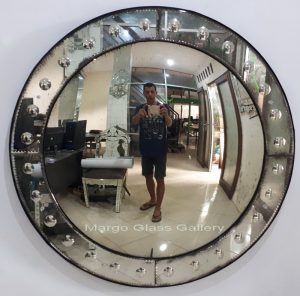 Antique Convex Mirror with bubble Analyse MG 050012