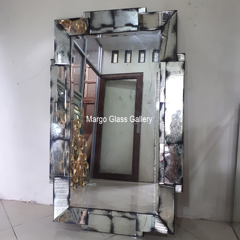 Antique Style Mirror With Pros