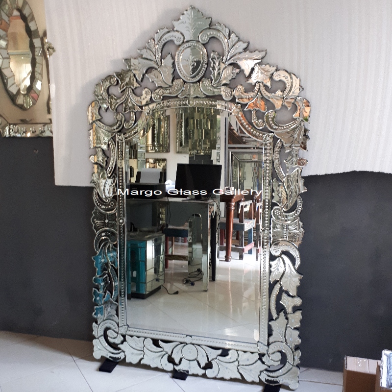 The Advantages of Using a Venetian Mirror French