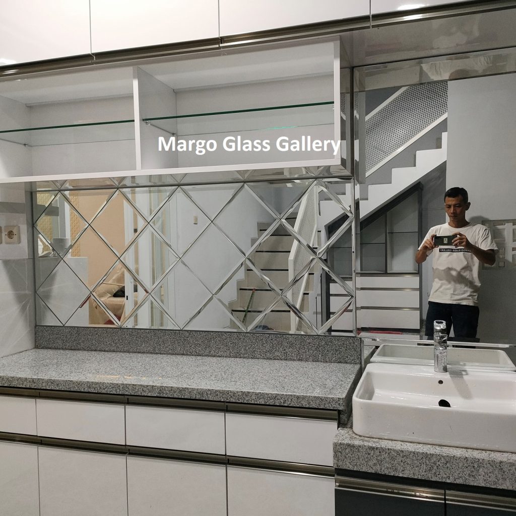 MG 065026 Wall Mirror Kichent Set