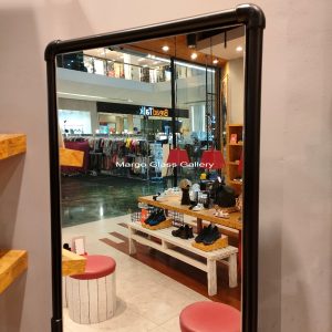 MG 004647 wall mirror dengan besi bulat – Luxury decorative mirror mirror premium quality glass with ornate frame handcrafted in Indonesia