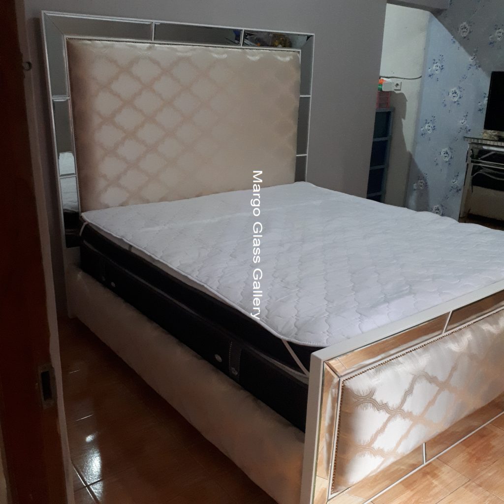 MG 006263 Bed Furniture Mirror 200×180 kingsize – Elegant decorative mirror mirror premium quality glass with ornate frame handcrafted in Indonesia