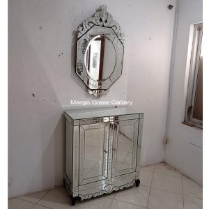 MG 006292 Venetian Mirror 115 cm x 65 cm Dan 70 cm x 40 cm x 90 cm – Handcrafted venetian mirror hand-etched glass with ornate frame handcrafted in Indonesia