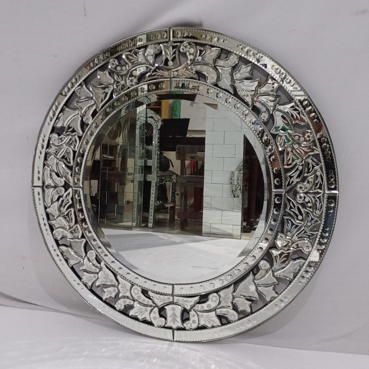 Making Your Home Look Stylish With Venetian Style Mirror