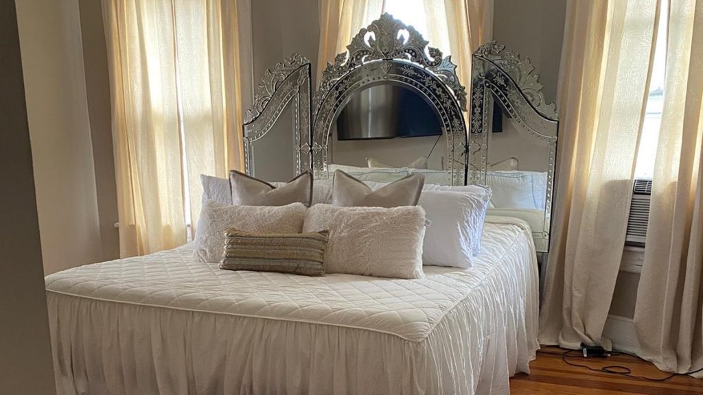 Venetian Mirror i the Bedroom
