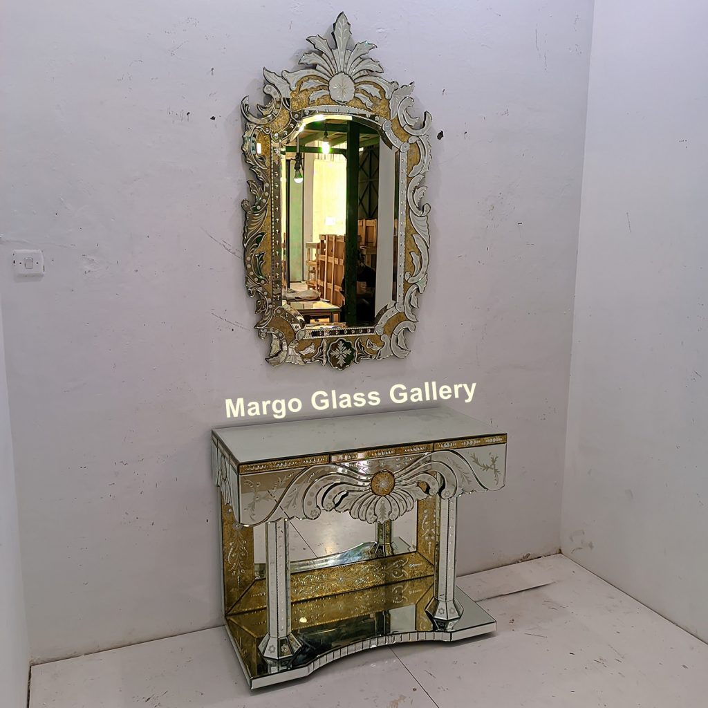 MG 006335 Venetian Mirror GoldUk 130 x 77 cm Gold Table Mirror Uk 100 cm x 50 cm x 80 cm – Handcrafted venetian mirror hand-etched glass with ornate frame handcrafted in Indonesia