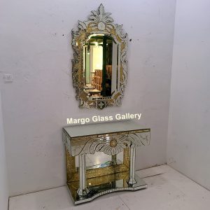 MG 006335 Venetian Mirror GoldUk 130 x 77 cm Gold Table Mirror Uk 100 cm x 50 cm x 80 cm – Handcrafted venetian mirror hand-etched glass with ornate frame handcrafted in Indonesia