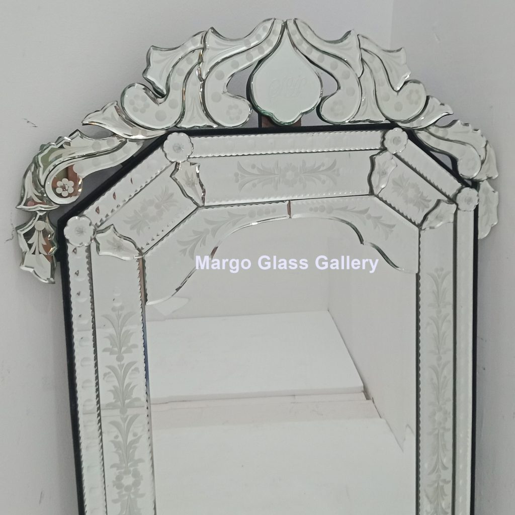 MG 080107 Venetian Mirror Wall Uk 60 cm x 85 cm – Elegant venetian mirror hand-etched glass with ornate frame handcrafted in Indonesia