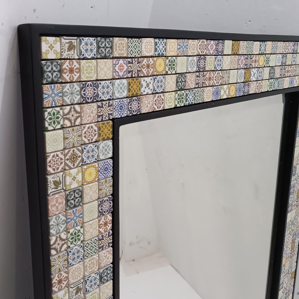 MG 800002 Ceramic Clasik Wall Decor Overal 42 cm x 42 cm kotak cermin 18 cm x 18 cm – Elegant handcrafted mirror premium quality glass with ornate frame handcrafted in Indonesia