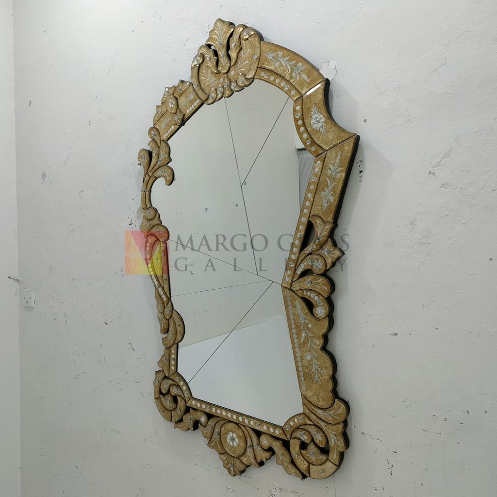 MG 080111 Venetian Mirror Gold Contemporer Size 135 cm x 83 cm – Elegant venetian mirror hand-etched glass with ornate frame handcrafted in Indonesia