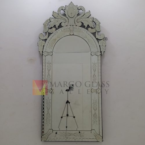 MG 080114 Venetian Mirror 180 x 88 cm Table 78 x 41 x 68 cm – Elegant venetian mirror hand-etched glass with ornate frame handcrafted in Indonesia
