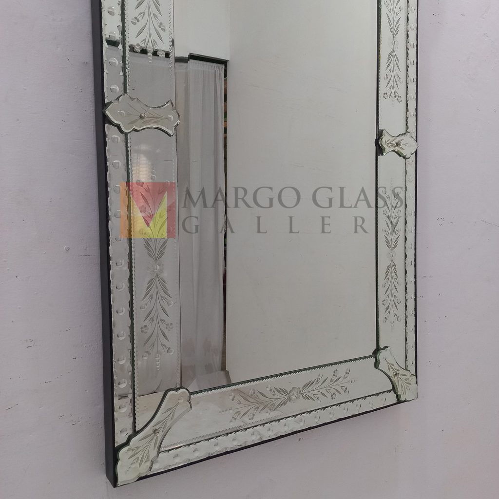 MG 080114 Venetian Mirror 180 x 88 cm Table 78 x 41 x 68 cm – Classic venetian mirror hand-etched glass with ornate frame handcrafted in Indonesia