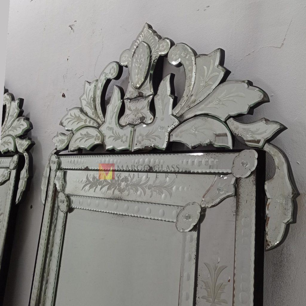 Antique Venetian Mirror – Elegant venetian mirror hand-etched glass with ornate frame handcrafted in Indonesia