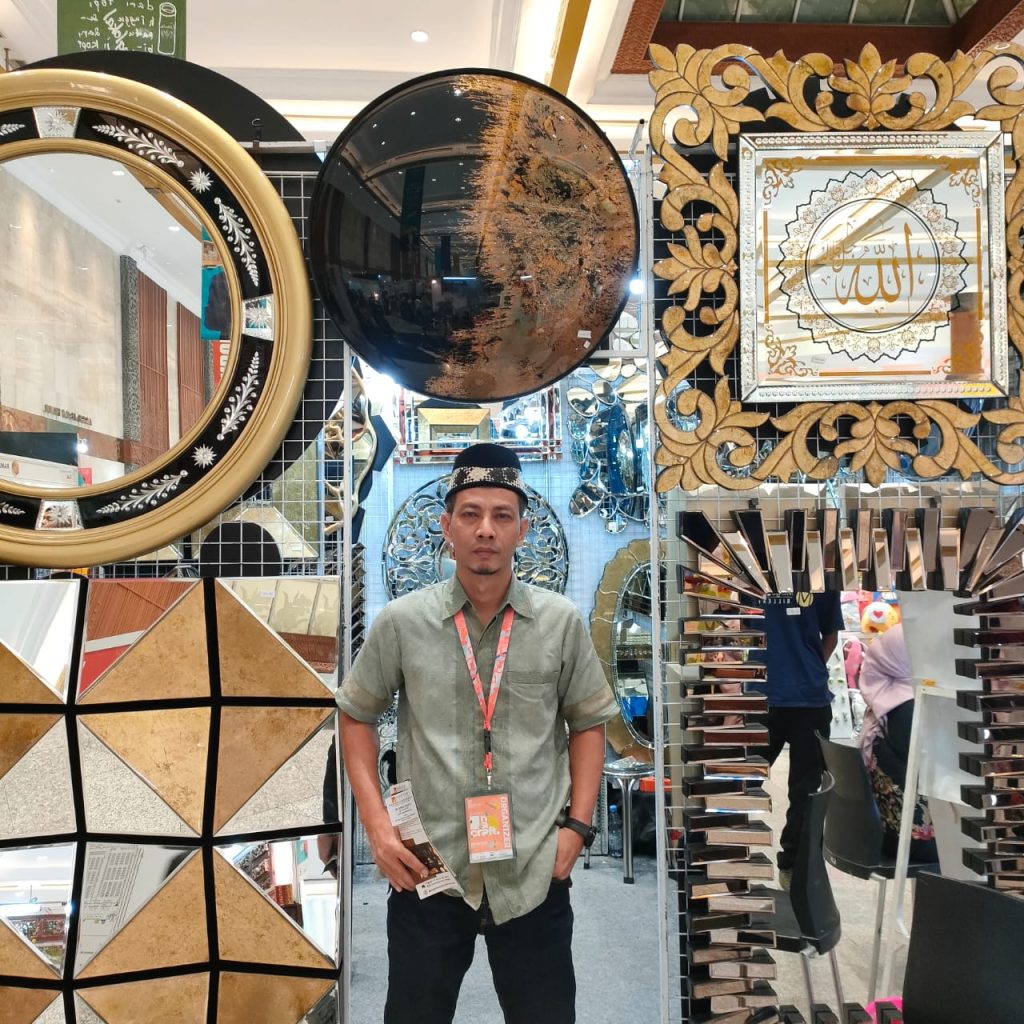 Margo Glass Gallery booth with gold leaf, convex, and calligraphy mirrors at a trade fair