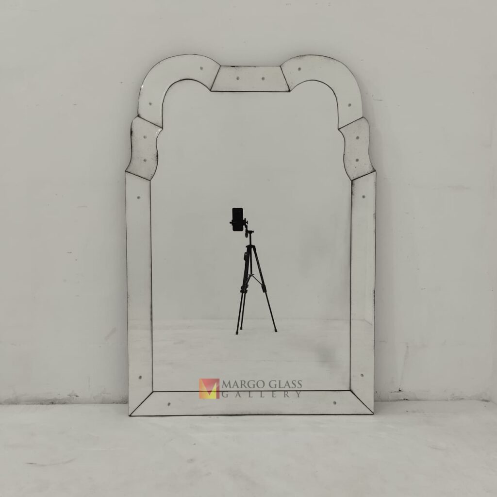 MG 014532 Antique Wall Mirror 132 x 91,5 cm Elegant Handmade Indonesia – Artisan antique mirror antique glass with gold frame handcrafted in Indonesia