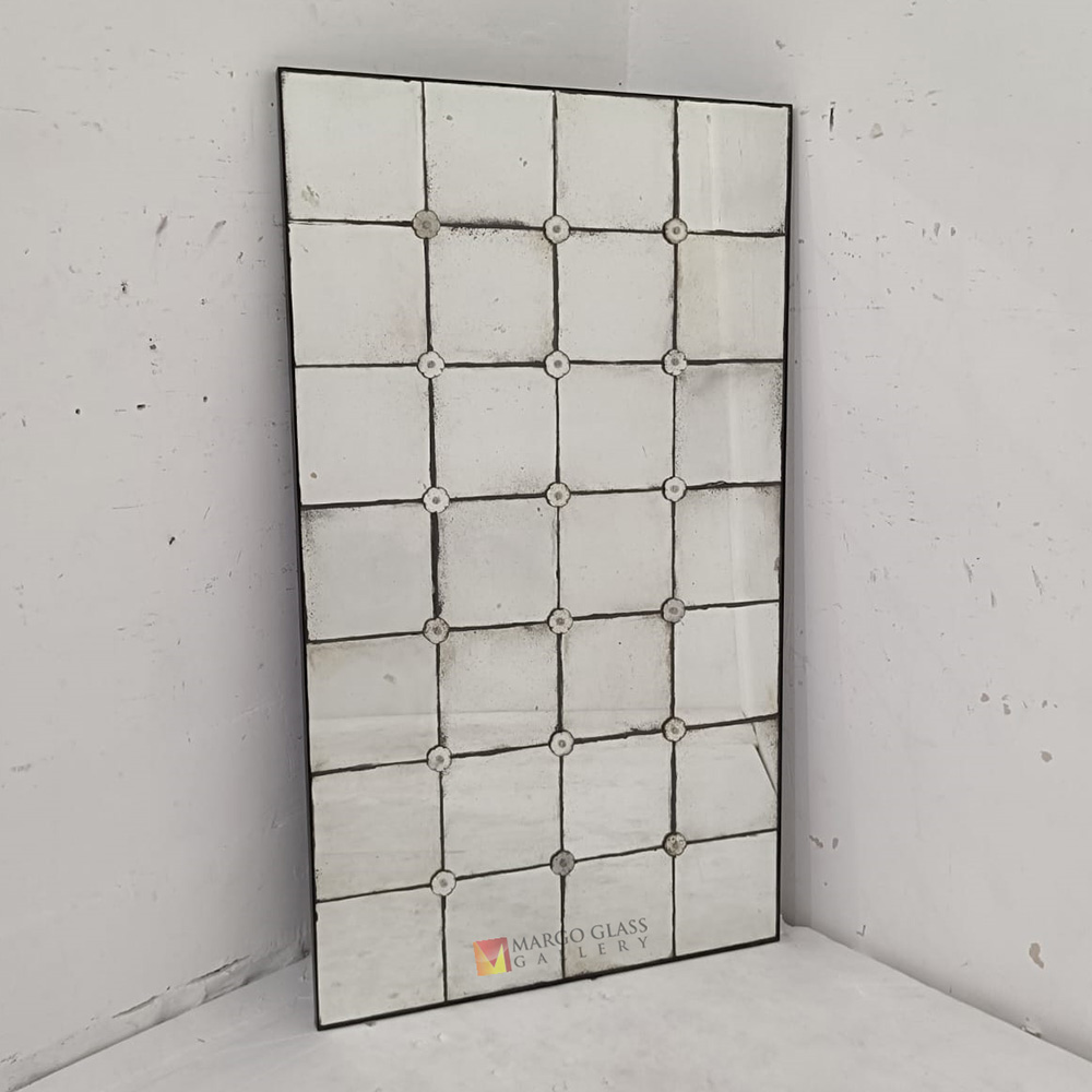 Mosaic Antique Mirror Tiles MG 014546 with flower in the middle