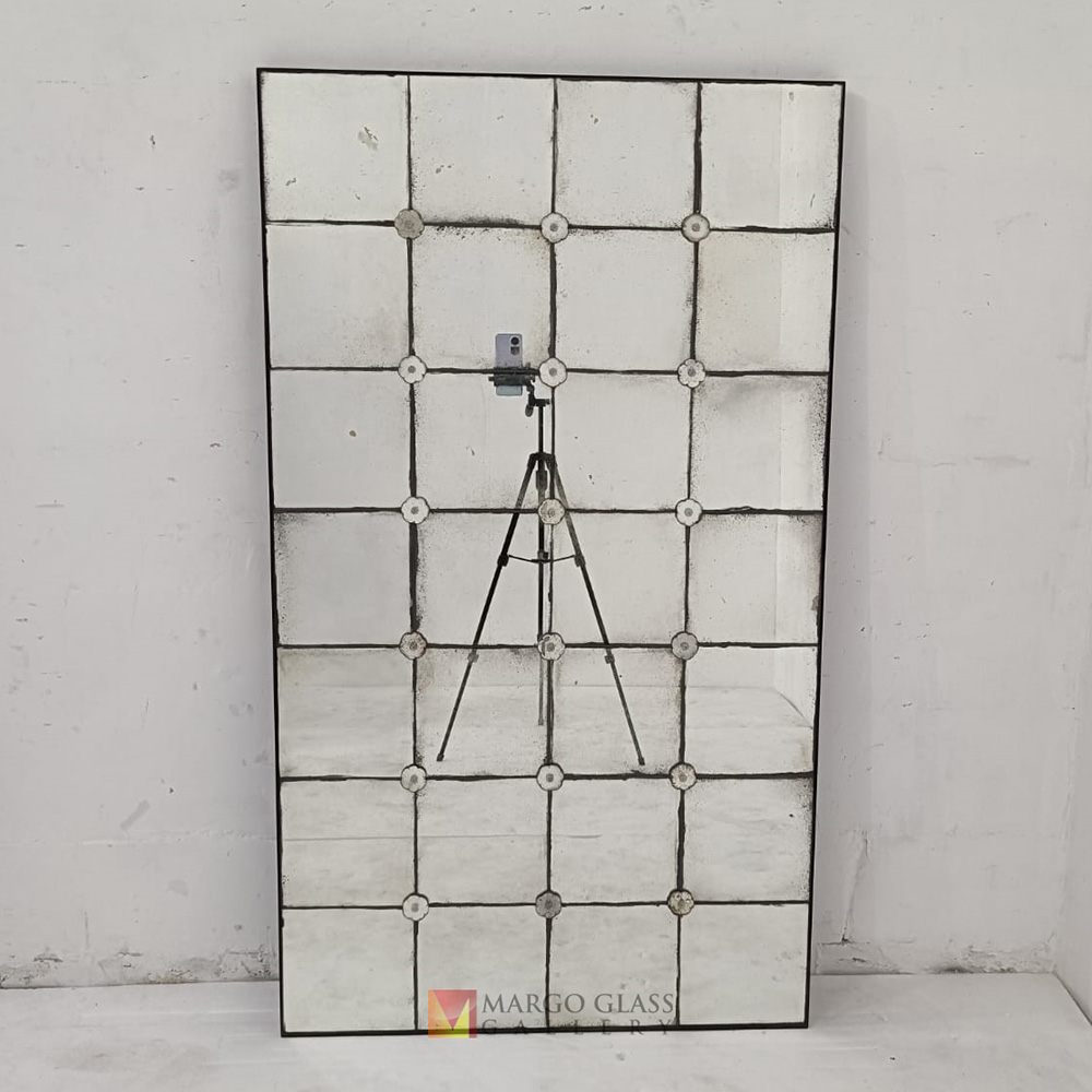 Mosaic Antique Mirror Tiles MG 014546 with flower in the middle