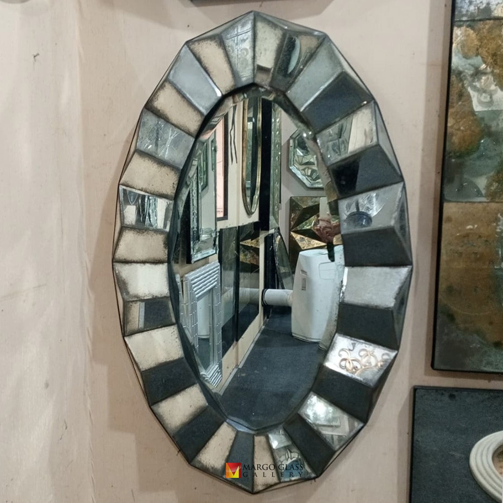 Oval Antique Mirror that Captures the Soul of a European Vintage Bedroom