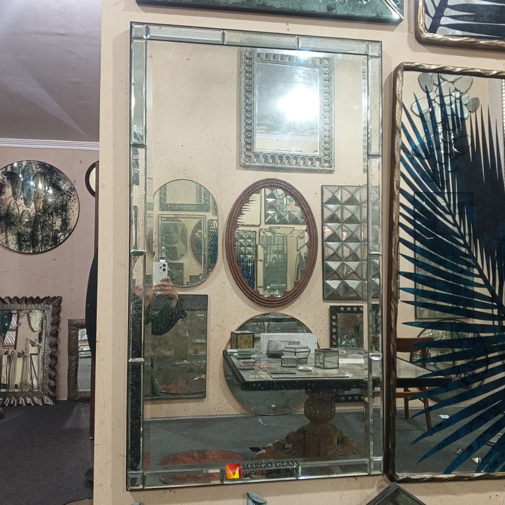 How Antique Mirrors Influence Mood And Visual Identity in Portrait Photography