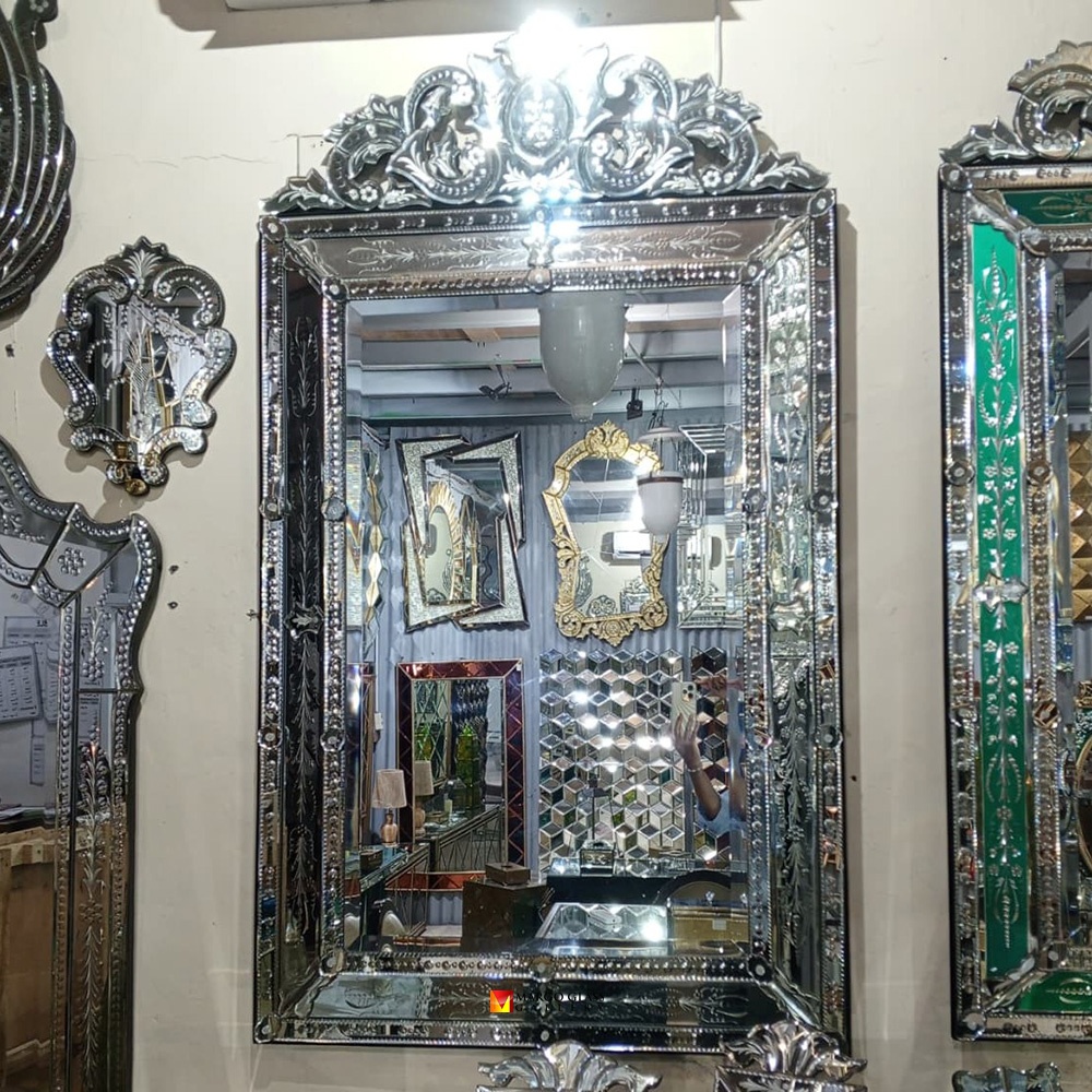 Why Venetian Mirrors Appeal to Individuals with Introspective Personalities