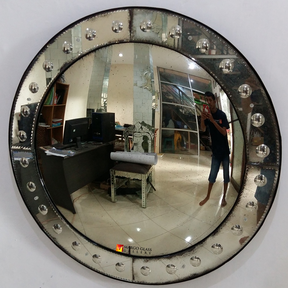 Antique Convex Mirror with bubble Analyse MG 050012