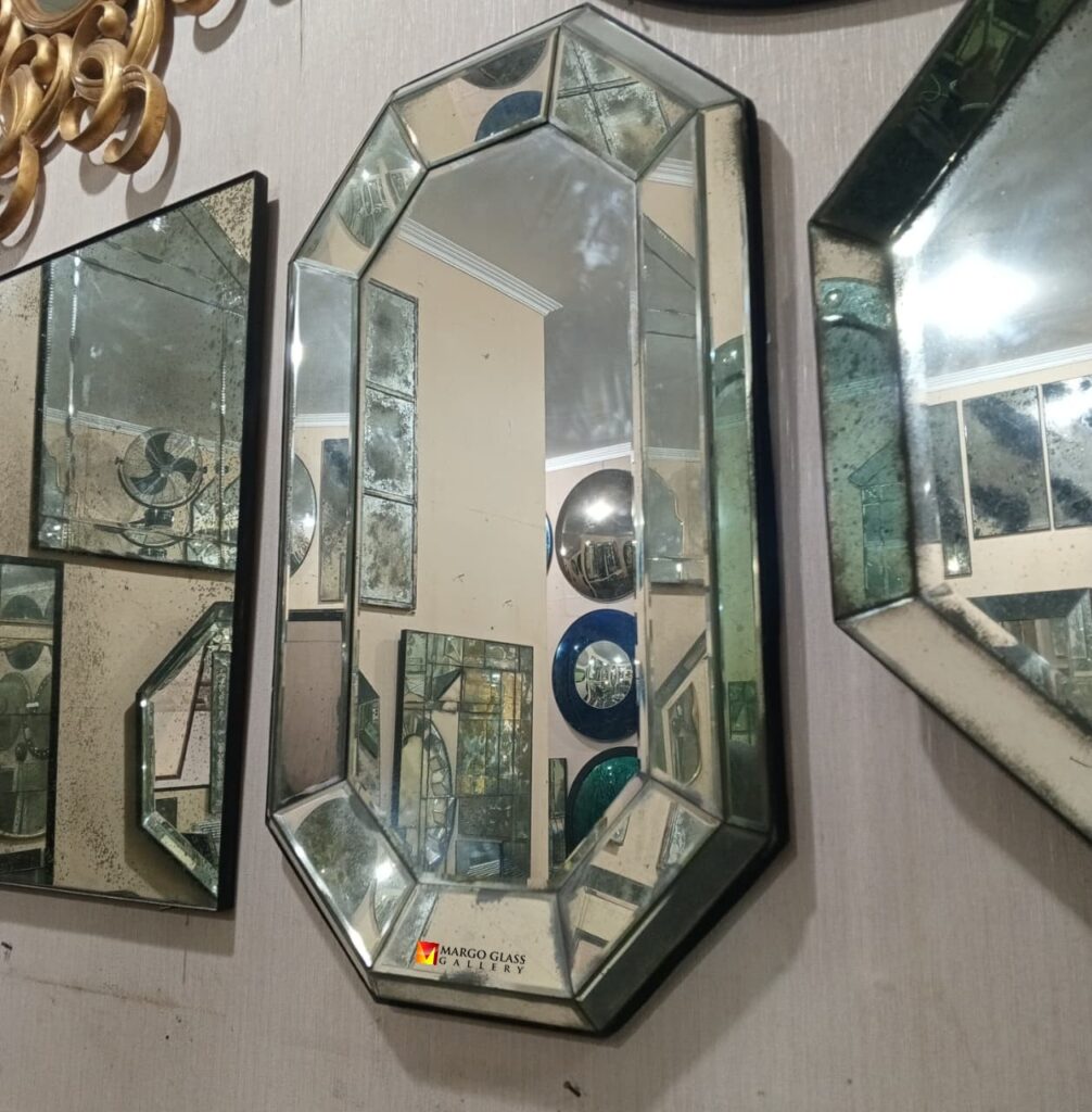 Antiqued Mirror Octagonal MG 014300
