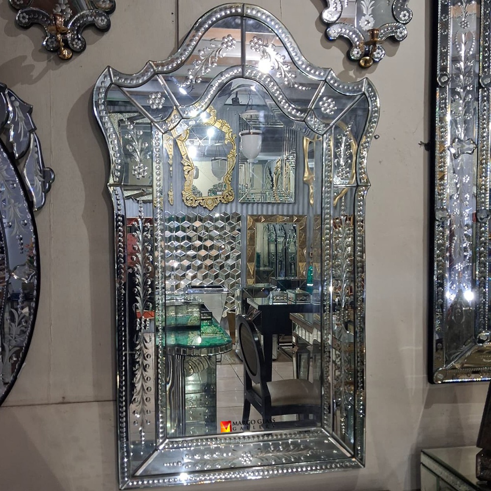 Decorative Venetian Mirror as an Object of Transgenerational Taste