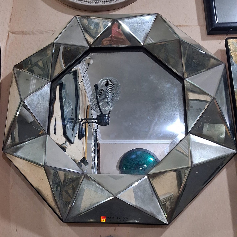 How Pre-Industrial Society Gave the 3D Antique Mirror Its Cultural Weight