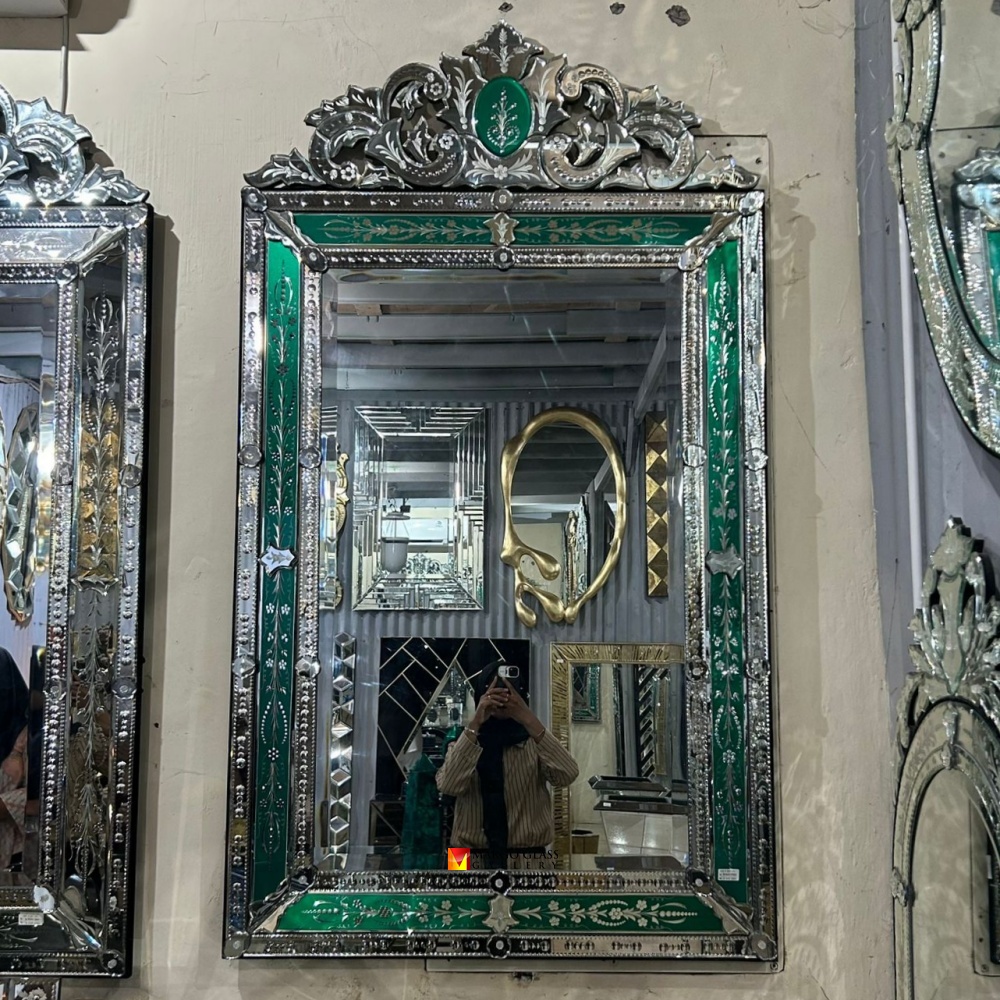 Large Venetian Mirror to Enliven This Year’s Eid Celebration
