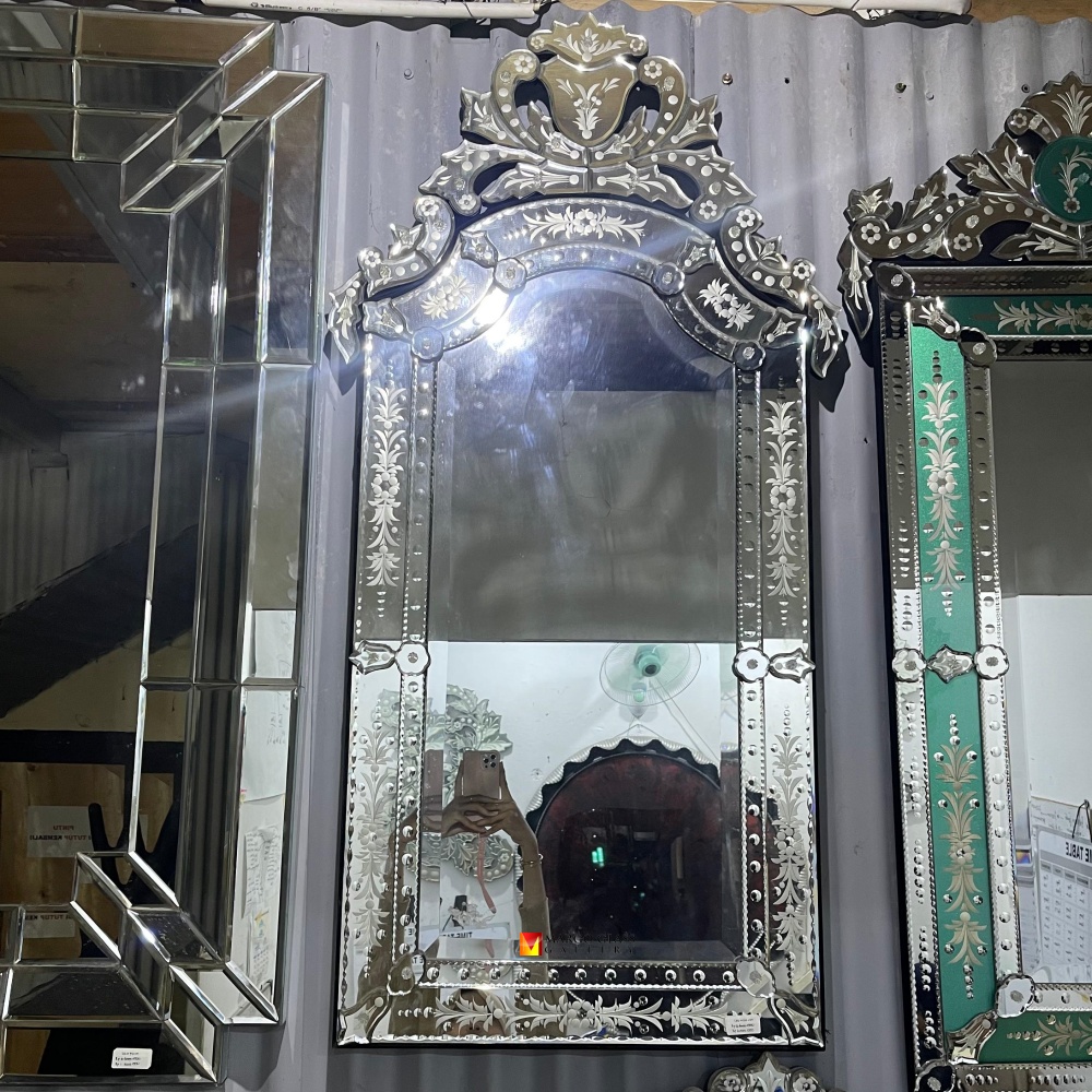 Old Money Aesthetic, a Unique Venetian Mirror Is Making a Powerful Comeback!