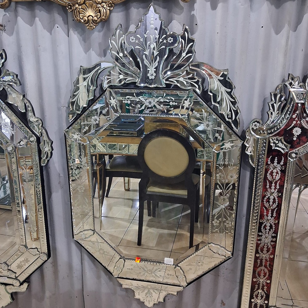 Octagonal Venetian Mirror, What Makes It a Valuable Collectible Design Object?
