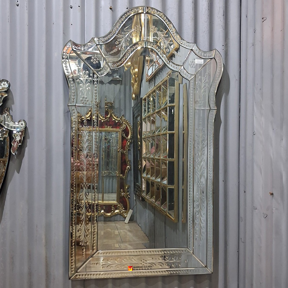 Vertical Venetian Mirror for British Interiors with Graceful Victorian Beauty!
