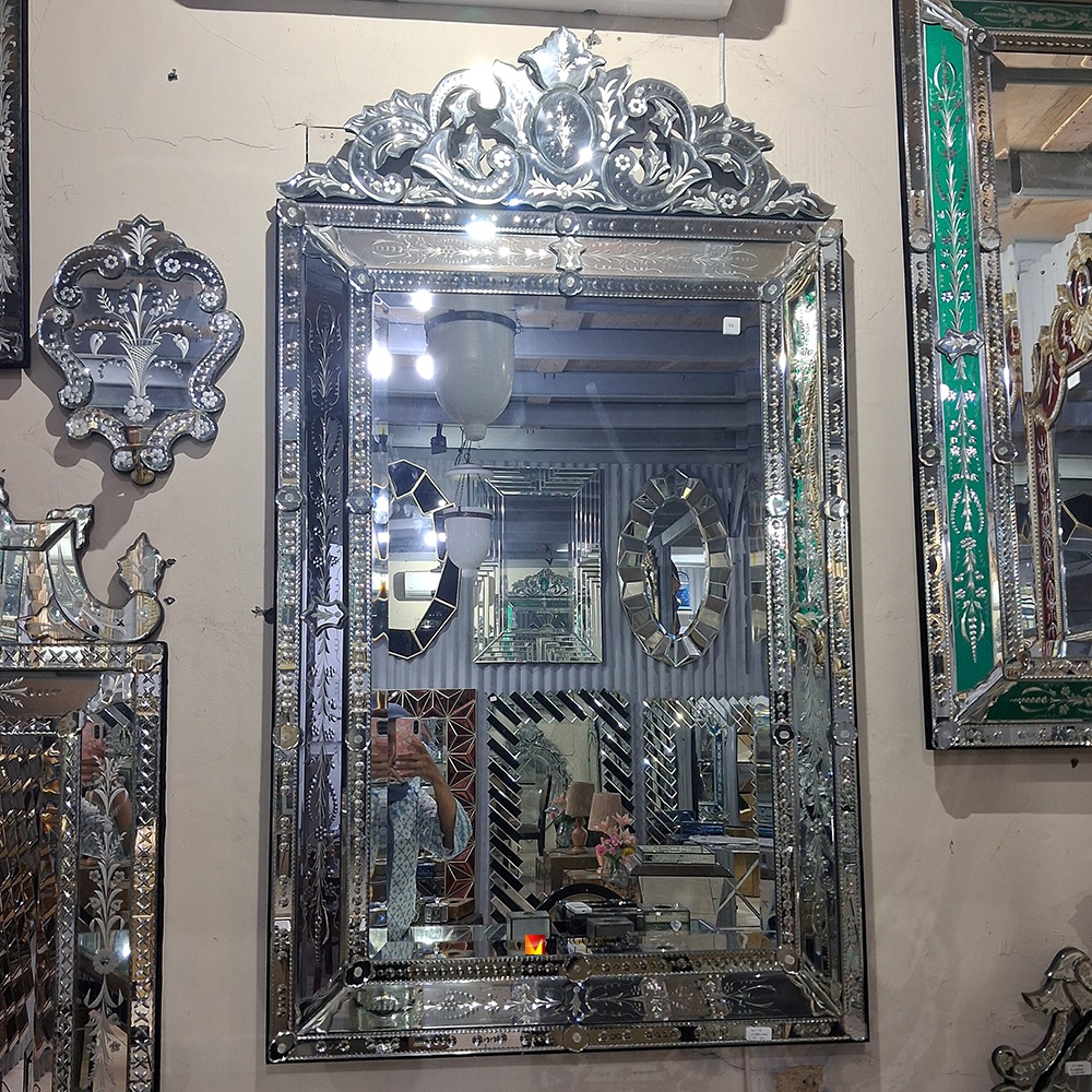 Huge Venetian Mirror, 3 Reasons It Creates an Unforgettable Museum Experience