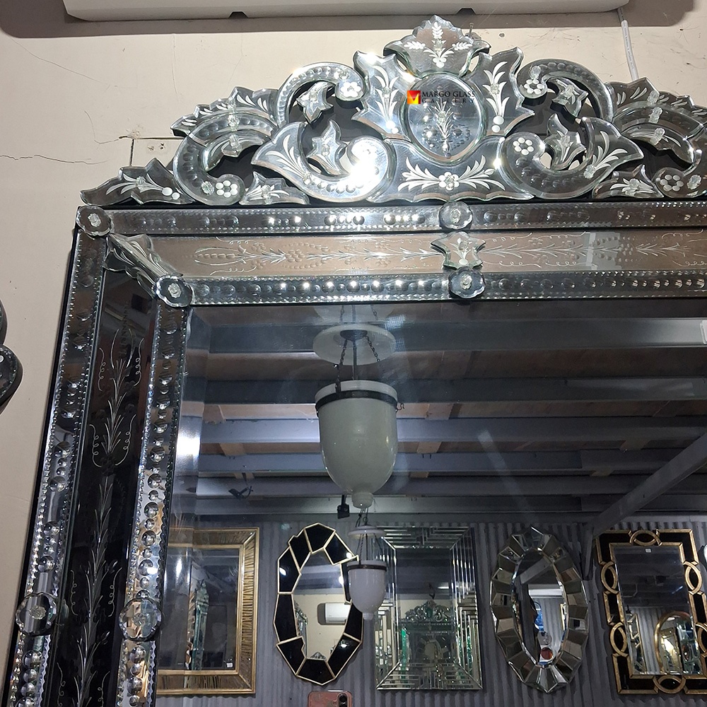 Huge Venetian Mirror, 3 Reasons It Creates an Unforgettable Museum Experience Large Venetian Mirror MG 080148