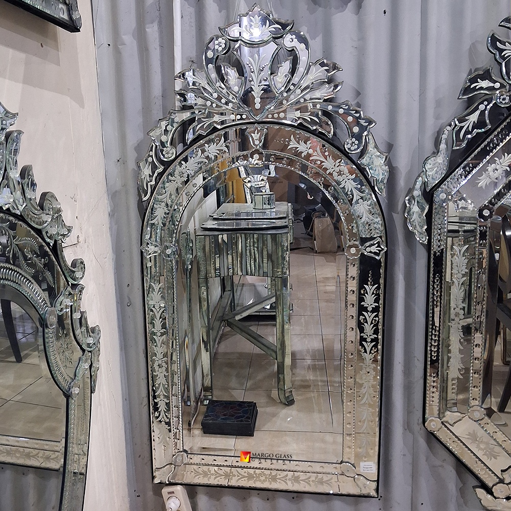 Vertical Venetian Mirror, 5 Outstanding Secrets Behind Luxurious Historical Film Sets