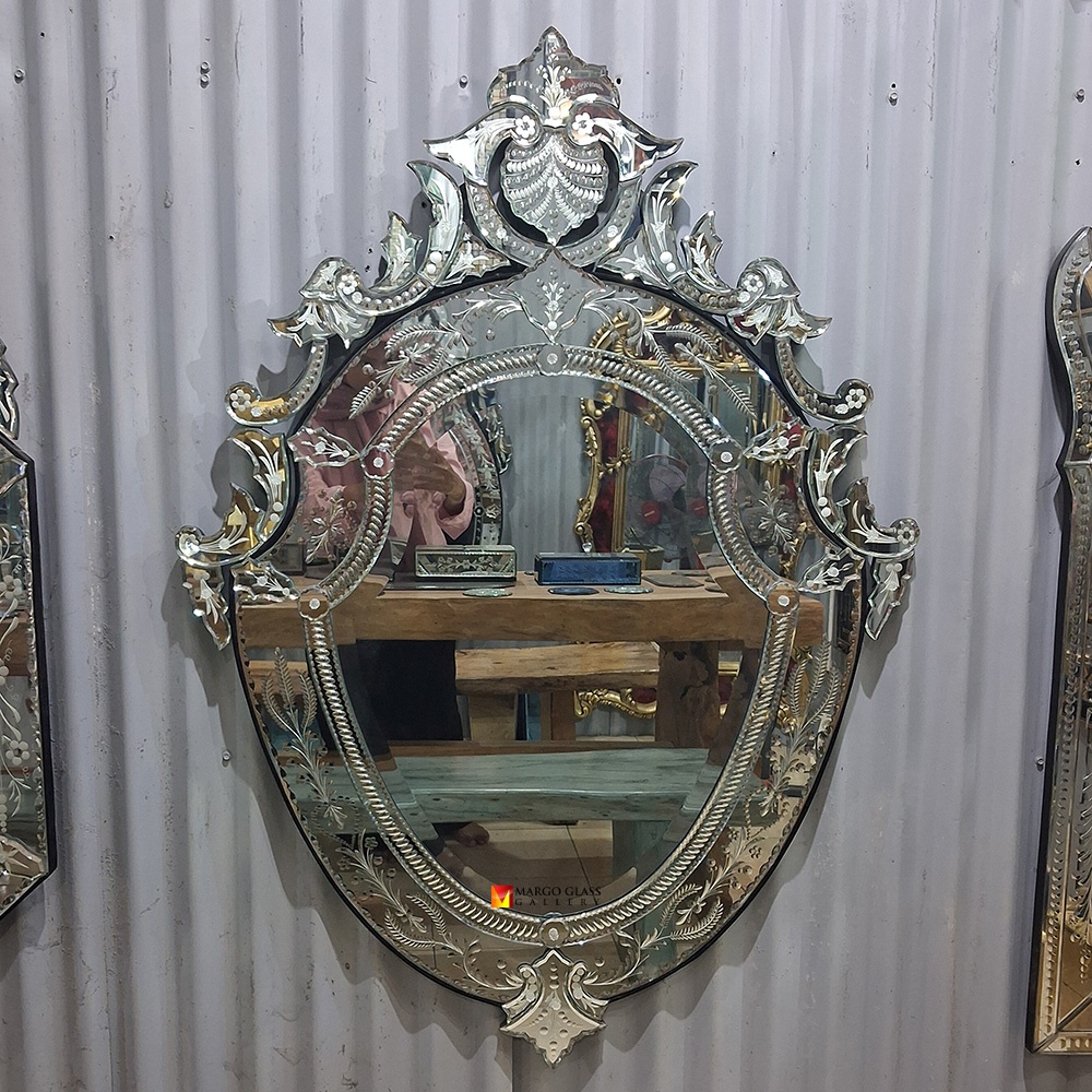 Crown Venetian Mirror Inspires a Spectacular Neo-Aristocrat Revival In 2026